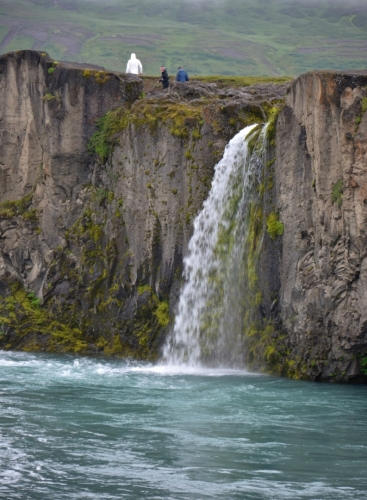 Vedlejší vodopádek u Goðafossu