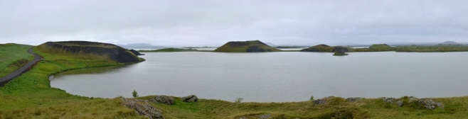 Panorama pseudokráterů Skútustaðagígar okolo jezera Stakhólstjörn, levá půlka