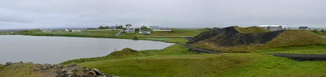 Panorama pseudokráterů Skútustaðagígar okolo jezera Stakhólstjörn, pravá část. Vzadu malá vesnička Skútustaðir.