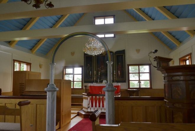 Vnitřek kostelíka ve Skútustaðiru s modrým stropem symbolizujícím nebe