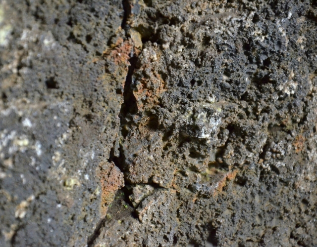 Detail zatuhlé lávy v jeskyni