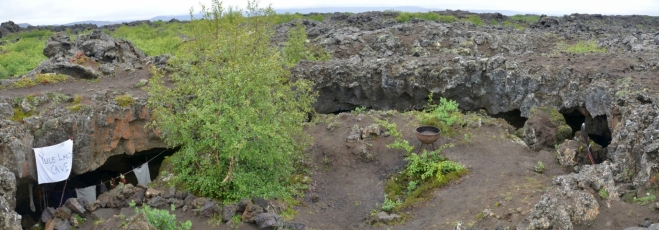 Kruhová jeskyně skřítků v Dimmuborgiru. Zřejmě šlo o menší podzemní dóm (asi 10 m na šířku), jemuž se propadla střecha.