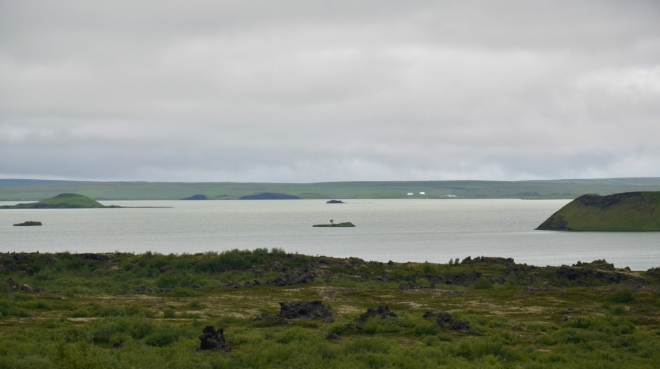 Jezero Mývatn. Ostrůvky jsou pseudokrátery.