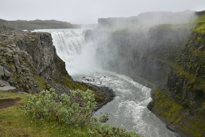 Dettifoss a kaňon pod ním