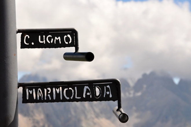 Směr Marmolada. Ta je nejvyšším vrcholem Dolomitů.