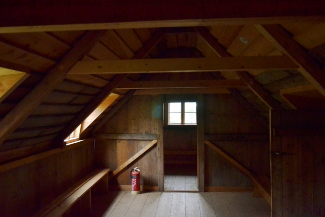 Uvnitř trávového domečku. Místnosti obložené dřevem byly v domě nejreprezentativnější a sloužily například jako ložnice.