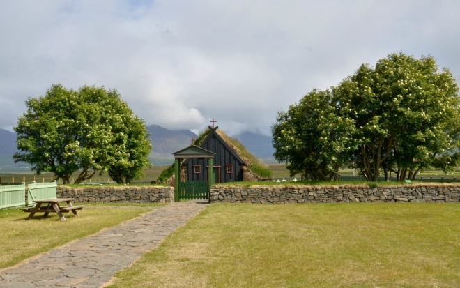 Kostelík Viðimýrarkirkja z roku 1834 se zídkou z kamenů.
