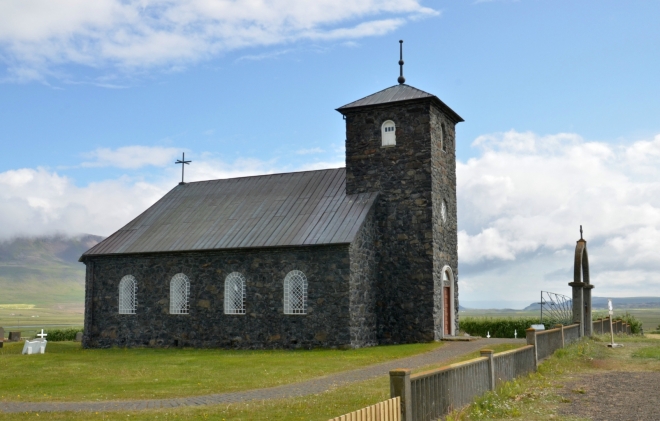 Kamenný kostel þingeyrar, vysvěcený roku 1877. Od 12. století až do reformace v 16. století zde stával klášter. 