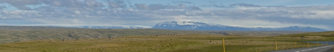 Ledovec Langjökull, druhý největší na Islandu, se táhne přes celou fotku. Je celých 50 km dlouhý. V popředí opět Eiríksjökull