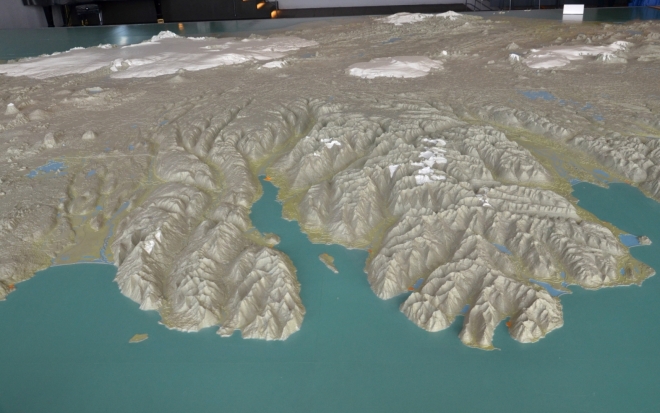Vpředu vpravo poloostrov Tröllaskagi, který jsme objeli. Vlevo od něj, za fjordem Eyjafjörður se nachází neobydlený poloostrov, který by mohl poskytovat příležitosti pro pěkné túry. Úplně vlevo jezero Mývatn, vlevo vzadu Vatnajökull (největší ledovec Islandu), uprostřed Hofsjökull (3. největší), vpravo Langjökull (2. největší) a vzadu uprostřed Mýrdalsjökull (4. největší), okolo něhož jsme šli vandr.