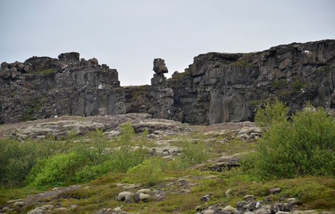 Jeden z islandských středověkých náčelníků zde zůstal a dohlíží na Thingvellir. Co asi říká na davy turistů, kteří tu v létě dennodenně proudí?
