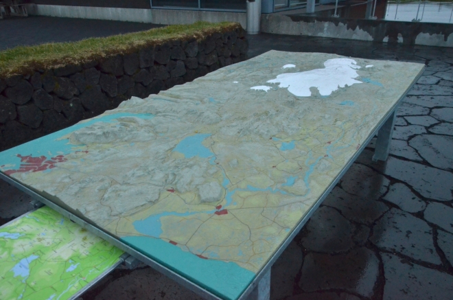 3D model krajiny okolo Thingvelliru u vyhlídky. Vlevo je Reykjavík, uprostřed Þingvallavatn a vzadu Langjökull, což znamená "dlouhý ledovec"