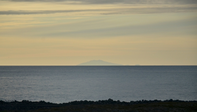Sopka Snæfellsjökull s ledovcem nás krásně přivítala na Islandu při přistání (za půlnoních červánků) a nyní se s námi Island jejím prostřednictvím i loučí.