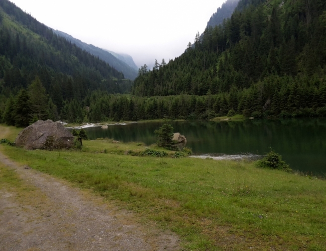 Jezero v Rakousku. Krátká procházka při cestě zpět.