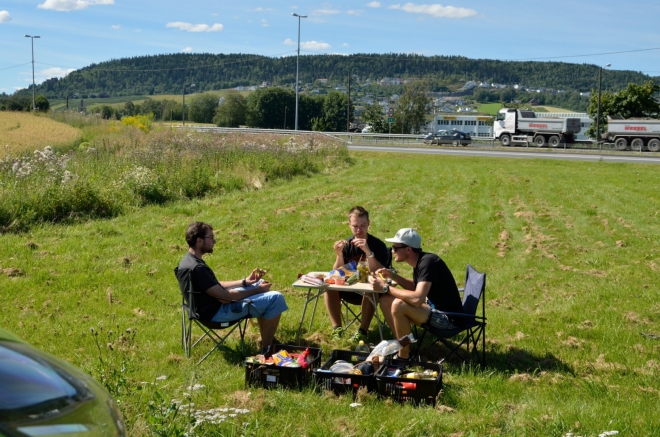 U jedné z čerpacích stanic kousek před Oslem zastavujeme na oběd. Tohle je určitě to nejrušnější místo, na kterém jsme v Norsku jedli – asi dvacet metrů za námi se nachází dálnice.