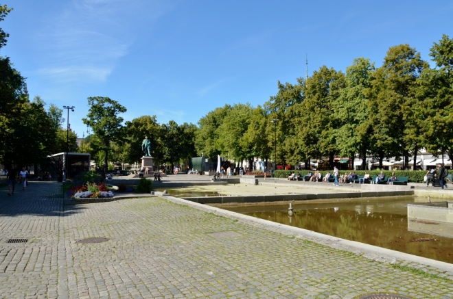Park v centru ještě jednou. Takto slunečné a teplé počasí jsme v Norsku ještě nezažili.