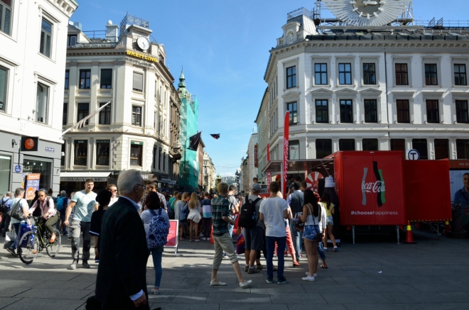 Všude spousta lidí, zejména turistů a jiných osob nenorského původu, asi jako v centru Prahy. Naše potřeba odskočit si narůstá, a tak bereme útokem nejbližší nákupní centrum. Tady záchody prostě musí být, snad tu ani nebude potřeba platební karty.
