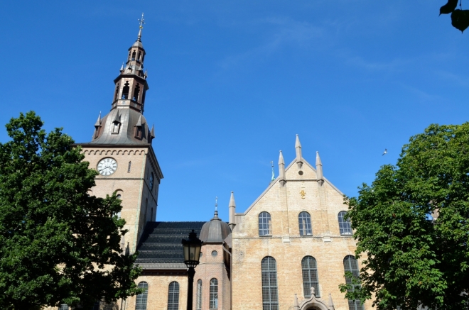 Další naše krátká zastávka se odehrává před hlavní katedrálou Osla. Ta byla postavena v letech 1694–1697 a současnou podobu získala při rekonstrukci mezi lety 1848–1850.