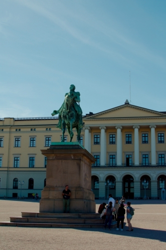 Socha Karla Johana, po kterém je pojmenována hlavní ulice města. Právě pro tohoto panovníka byl palác postaven.
