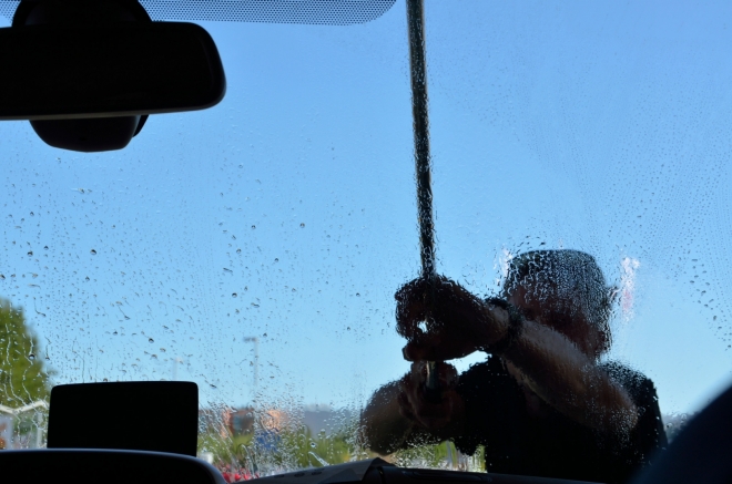 Mezitím se vystřídali řidiči. Je velká šance, že Honza, jenž zrovna myje přední sklo, tentokrát přejezd úžiny Øresund nezaspí, neboť právě on bude za volantem.