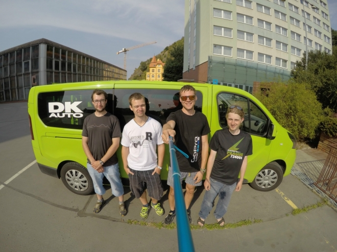 Foto „po použití“. Naše poslední společné selfie, v pozadí typická česká architektura.