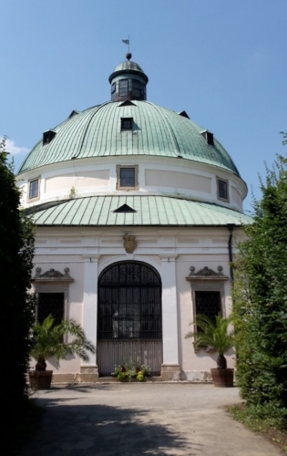 Osmiboká rotunda s bohatou vnitřní štukovou výzdobou láká návštěvníky především Foucaltovým kyvadlem, které demonstruje otáčení planety Země. Kyvadlo bylo umístěno v rotundě v roce 1908 díky gymnaziálnímu profesorovi a nadšenému fyzikovi a astronomovi Františku Nábělkovi. Jedná se o největší model kyvadla v ČR. (Wikipedie)