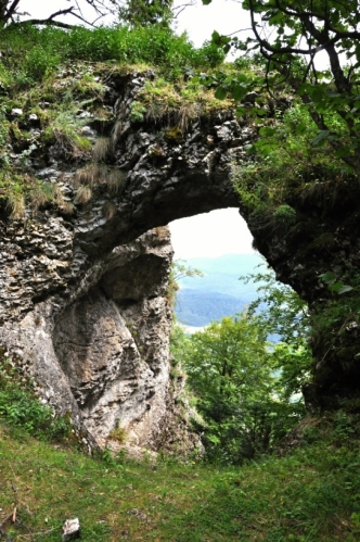 Skalní most na hraně skal u severního vrcholu Velkého Manína.