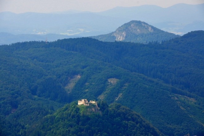 Považský hrad patřil koncem 13. století králi, ale téměř celé 15. století na něm sídlily zbojnické rody, které loupily po okolí. Požár roku 1543 přinutil majitele ke generální opravě a tou dobou byl postaven v dolní části zámeček. Koncem 17. století se zde usídlili Thököliho přívrženci a hrad musel být v roce 1684 dobyt císařskými vojsky a Leopold I. jej nechal zbourat. (Wikipedie)