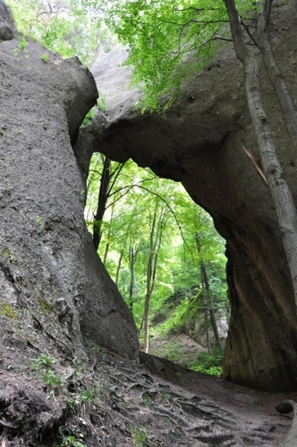 Při sestupu míjíme úžasné skalní okno obřích rozměrů.