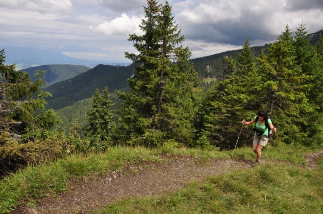 Hřebínek k sedlu Machnaté je velmi úzký. Stále jsme neklesli pod 1 400 m.