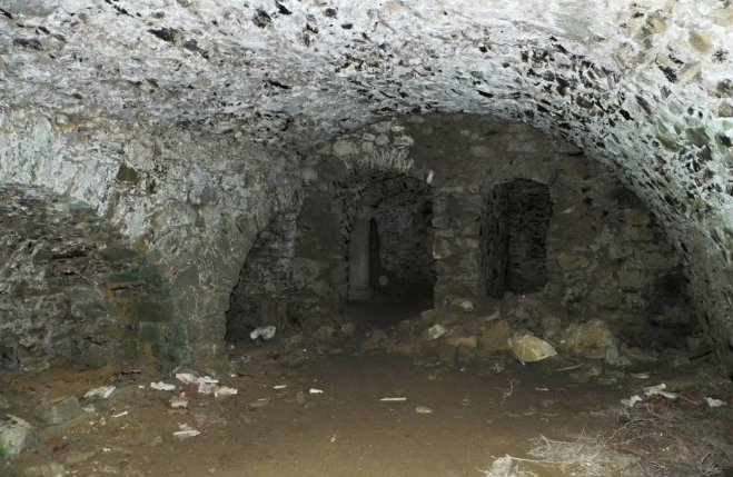 Ohromné sklepní prostory připomínají velkou jeskyni. I chlad je v nich podobný.