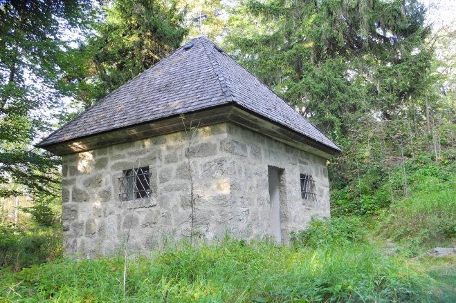 Kaple Hubertus leží u vrcholu Entenbühlu (801 m n.m.).