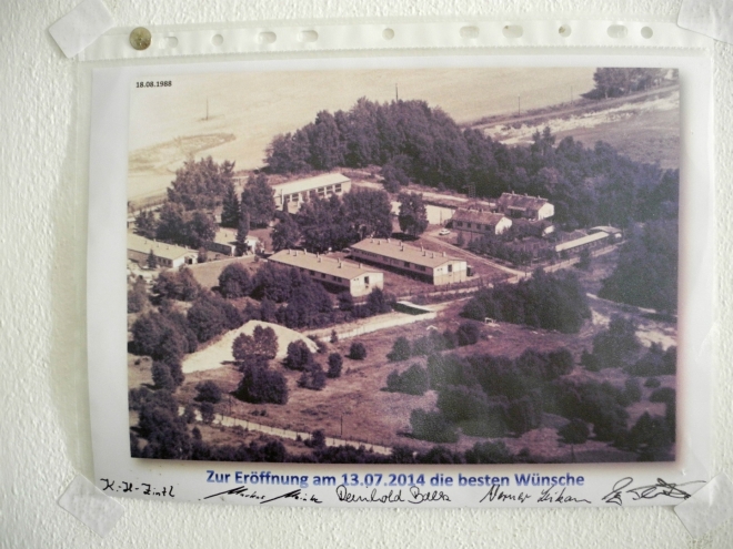 Dar sousedů k otevření muzea ukazuje jak blízko byly nepřátelské západní imperialistické jednotky! Datováno 18. 8. 1988.