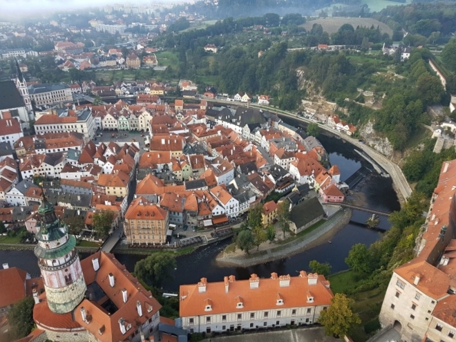 Historick centrum Českého Krumlova bylo na seznam dědictví UNESCO zařazeno v roce 1992. Rozsáhlý areál hradu a zámku společně s unikátní městskou zástavbou ze 16. století se vypínají nad romantickými meandry řeky Vltavy. Jedinečné je také barokní divadlo s otáčivým hledištěm.