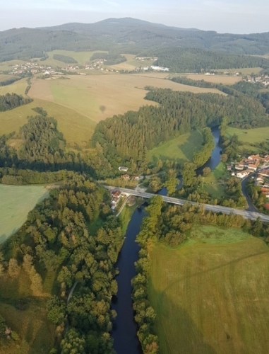 Most u Rájova, vlebo vzadu Srnín a Jiříčkův vrch.