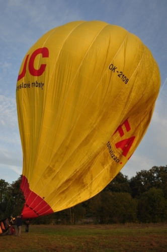 Teprve po zapálení hořáku se začíná balón formovat.