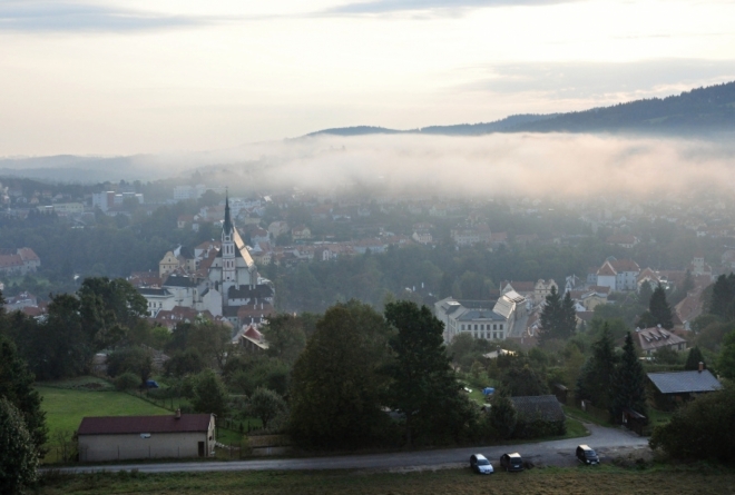 Kostel sv. Víta je gotická trojlodní stavba pocházející z období 1407 - 1439. Výška postranních lodí dosahuje výšky lodi hlavní, což řadí krumlovský kostel sv. Víta mezi kostely halového typu. Délka kostela od východu k západu je 44 metrů, jeho šířka a výška 20 metrů. (Wikipedie)
