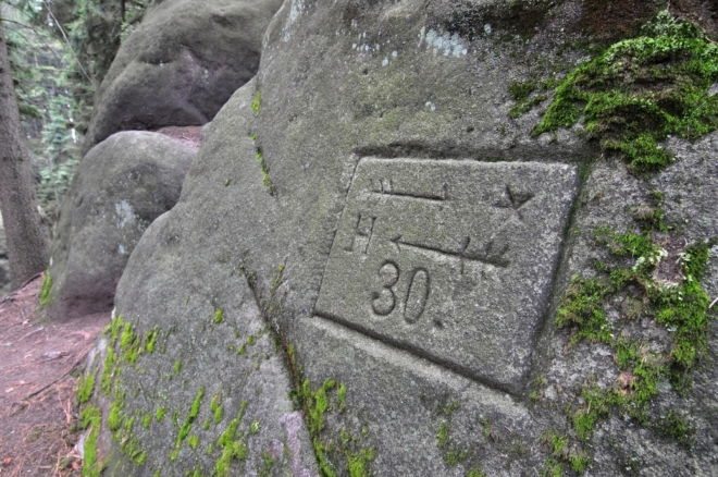 Stezku k Hvězdě označují dobové značky vyryté v kameni, které zde zůstaly po benediktínech z Broumovského kláštera.