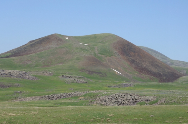 Naproti Aždahaku se tyčí hora Učtepe (nebo Uchtepe, chcete-li), vysoká 3307 m. Někde při jejím úpatí ukazuje mapa jezero, kde se chceme vykoupat a poobědvat; pevně doufáme, že toto jezero se skrývá právě v dolíku při úpatí hory po pravé straně. Další neúspěch při hledání jezera už si neumíme představit.