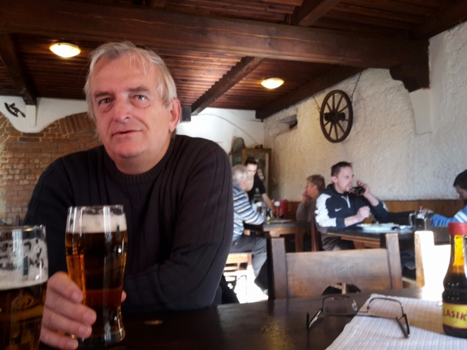 Prodloužení cesty přes hospodu v Municích jsme absolvovali jen díky odměně, která na nás čekala.  Roštěná a pivko bodlo.