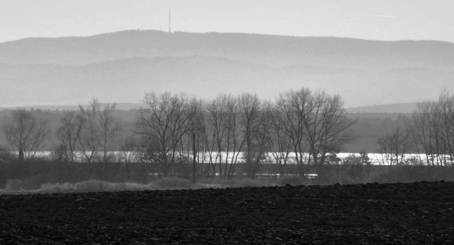 Kleť (1 084 m n. m.), nejvyšší vrchol Blanského lesa přes Bezdrev.