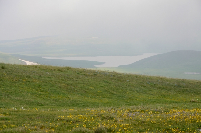 Jezero máme na dohled. Jak už jsem naznačil, plánujeme u něj oběd, větší polední odpočinek a koupel.