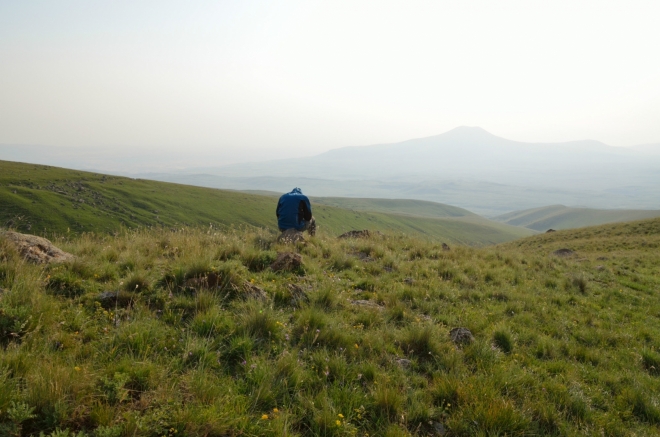 V sedm hodin jsme místo k táboření našli. Bude odtud hezký výhled na západ slunce, v dálce vidíme i Sevaberd. V pozadí vrchol Atis (2529 m).