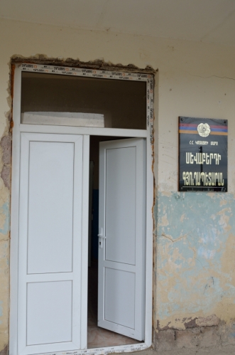 Krátce nakukujeme do budovy úřadu. Uvnitř jsou převážně prázdnější místnosti včetně kulturního sálu, budova má nicméně čerstvě vyměněná okna a dveře.
