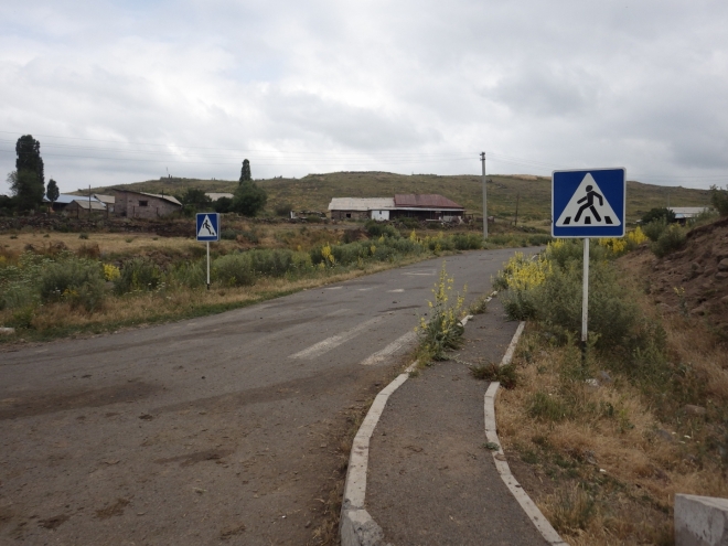 Zřejmě dobře vyčerpaná dotace na dopravní značky, umístěné na samém konci vesnice.