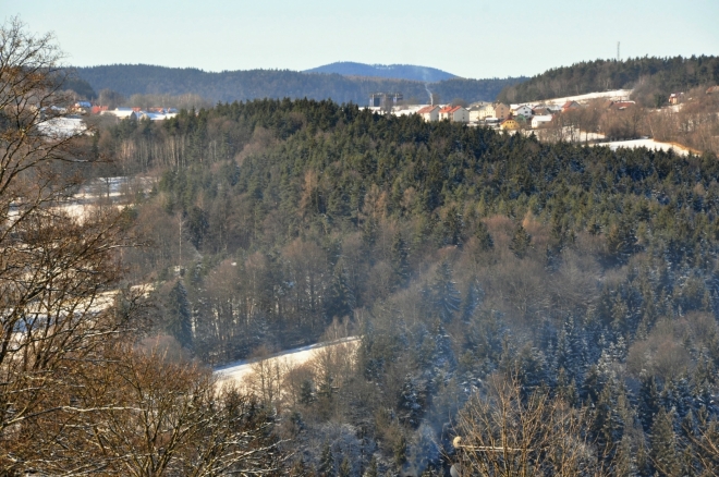 Za obcí Nebahovy vystupuje Boubín (1 364 m n. m.).