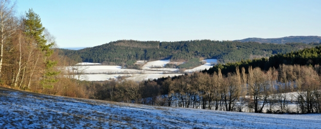 Stráže (742 m n. m.) nad Lhenicemi.