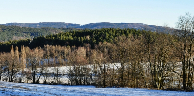 Vzadu hřeben Blanského lesa s Buglatou (831 m n. m.)