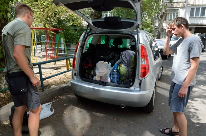 Příštích několik dní bude naším hlavním pomocníkem tato Škoda Roomster s navigací a klimatizací (obě věci se budou dost hodit). Auto jsme zaplnili potřebnými surovinami a před půl dvanáctou můžeme vyrazit. Z potravin musím vyzdvihnout zejména intenzivní borůvkovou limonádu Natakhtari z Gruzie, které jsem zcela propadl.