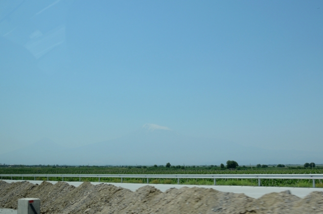 Prvním z nás, kdo spatřuje bájnou horu Ararat, je Karel. Zasněžený vrchol, vzdálený sotva 40 kilometrů, se utápí v oparu, který nás v Arménii provází celou dobu.